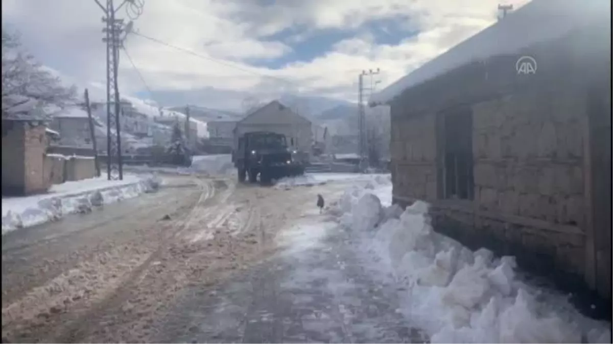 Mehmetçik kar temizleme çalışmalarına destek verdi