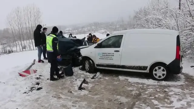 Anadolu Otoyolu'nda pikap ile hafif ticari araç çarpıştı: 2 yaralı Anadolu Otoyolu'nda pikap ile hafif ticari araç çarpıştı: 2 yaralı
