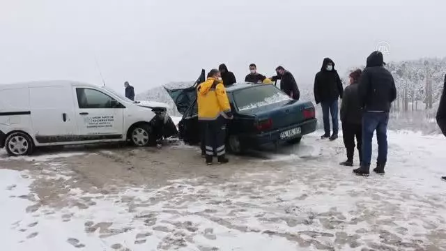 Anadolu Otoyolu'nda pikap ile hafif ticari araç çarpıştı: 2 yaralı Anadolu Otoyolu'nda pikap ile hafif ticari araç çarpıştı: 2 yaralı