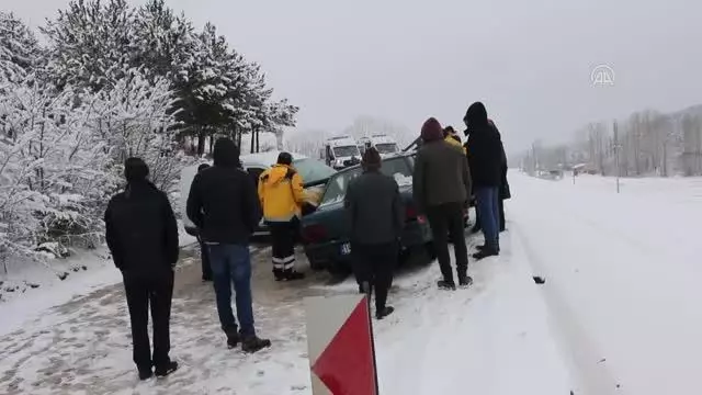 Anadolu Otoyolu'nda pikap ile hafif ticari araç çarpıştı: 2 yaralı Anadolu Otoyolu'nda pikap ile hafif ticari araç çarpıştı: 2 yaralı