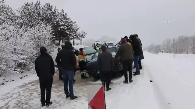 Anadolu Otoyolu'nda pikap ile hafif ticari araç çarpıştı: 2 yaralı Anadolu Otoyolu'nda pikap ile hafif ticari araç çarpıştı: 2 yaralı