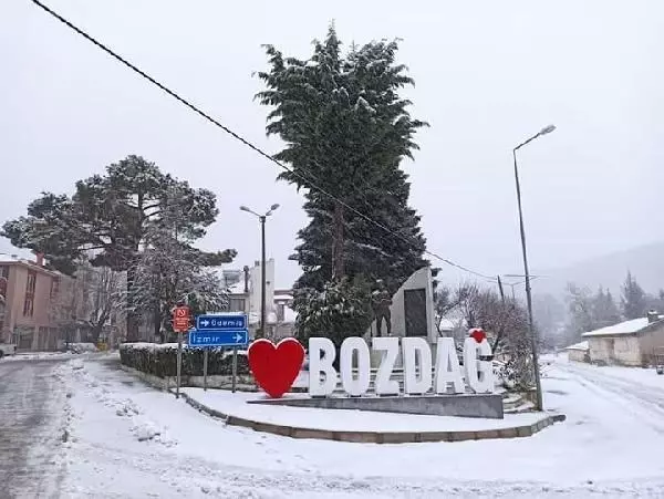 Ödemiş'e yılın ilk karı yağdı Ödemiş'e yılın ilk karı yağdı