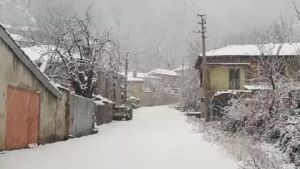 Ödemiş'e yılın ilk karı yağdı Ödemiş'e yılın ilk karı yağdı