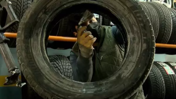 Araç sahipleri kar yağışı sonrası soluğu oto lastikçilerde aldı Araç sahipleri kar yağışı sonrası soluğu oto lastikçilerde aldı