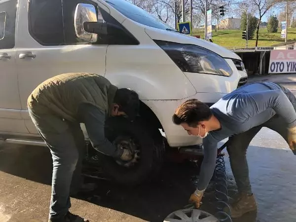 Araç sahipleri kar yağışı sonrası soluğu oto lastikçilerde aldı Araç sahipleri kar yağışı sonrası soluğu oto lastikçilerde aldı