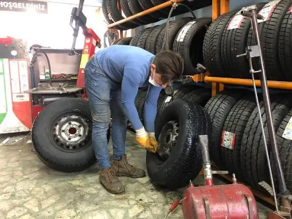 Araç sahipleri kar yağışı sonrası soluğu oto lastikçilerde aldı Araç sahipleri kar yağışı sonrası soluğu oto lastikçilerde aldı