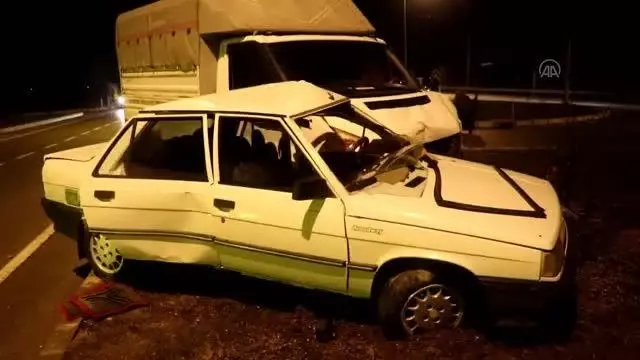 Otomobil ile kamyonet çarpıştı: 3 yaralı Otomobil ile kamyonet çarpıştı: 3 yaralı