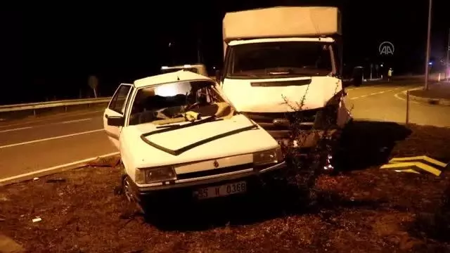 Otomobil ile kamyonet çarpıştı: 3 yaralı Otomobil ile kamyonet çarpıştı: 3 yaralı