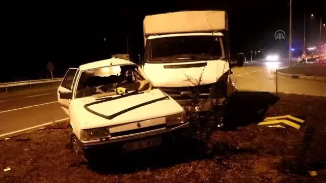 Otomobil ile kamyonet çarpıştı: 3 yaralı Otomobil ile kamyonet çarpıştı: 3 yaralı