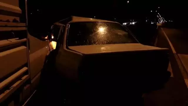 Otomobil ile kamyonet çarpıştı: 3 yaralı Otomobil ile kamyonet çarpıştı: 3 yaralı