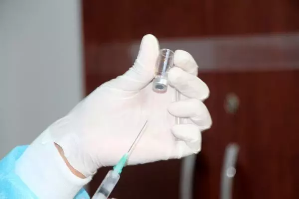Prof. Dr. Taşova: Aşı yapılan kişilerde kolda ağrı, sıcaklık, şişlik, baş ağrısı yaşanabilir Prof. Dr. Taşova: Aşı yapılan kişilerde kolda ağrı, sıcaklık, şişlik, baş ağrısı yaşanabilir