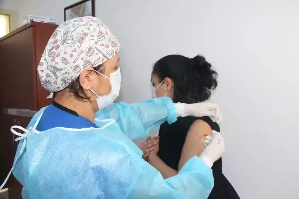 Prof. Dr. Taşova: Aşı yapılan kişilerde kolda ağrı, sıcaklık, şişlik, baş ağrısı yaşanabilir Prof. Dr. Taşova: Aşı yapılan kişilerde kolda ağrı, sıcaklık, şişlik, baş ağrısı yaşanabilir