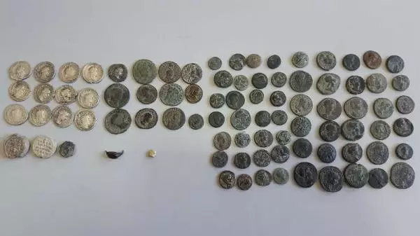 Salihli'de, polis ekiplerince durdurulan otomobilde 87 parça 'tarihi eser' ele geçirildi Salihli'de, polis ekiplerince durdurulan otomobilde 87 parça 'tarihi eser' ele geçirildi