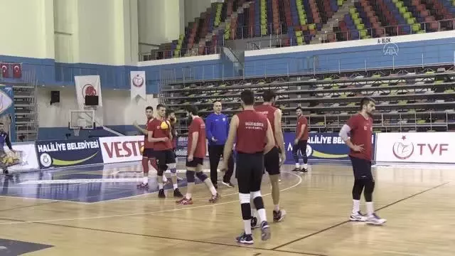 ŞANLIURFA - Haliliye Belediyespor Voleybol Takımı'nın hedefi ligde kalmak ŞANLIURFA - Haliliye Belediyespor Voleybol Takımı'nın hedefi ligde kalmak