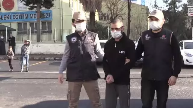 Son dakika: Sultanahmet ve Suruç saldırılarında kullanılan patlayıcıları temin eden ve 12 Ocak'ta Şanlıurfa'da yakalanan DEAŞ'lı terörist tutuklandı. Son dakika: Sultanahmet ve Suruç saldırılarında kullanılan patlayıcıları temin eden ve 12 Ocak'ta Şanlıurfa'da yakalanan DEAŞ'lı terörist tutuklandı.