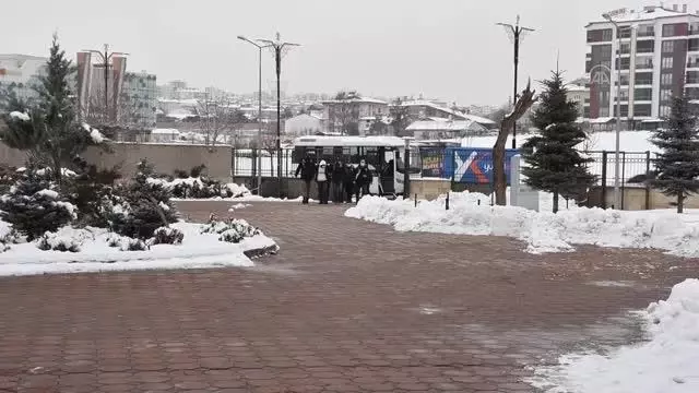 Şantaj yaptıkları ileri sürülen 4 şüpheliden 3'ü tutuklandı Şantaj yaptıkları ileri sürülen 4 şüpheliden 3'ü tutuklandı