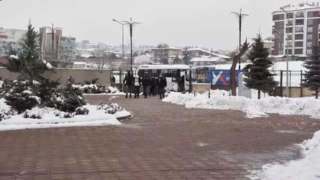 Şantaj yaptıkları ileri sürülen 4 şüpheliden 3'ü tutuklandı Şantaj yaptıkları ileri sürülen 4 şüpheliden 3'ü tutuklandı