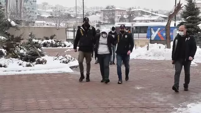 Şantaj yaptıkları ileri sürülen 4 şüpheliden 3'ü tutuklandı Şantaj yaptıkları ileri sürülen 4 şüpheliden 3'ü tutuklandı
