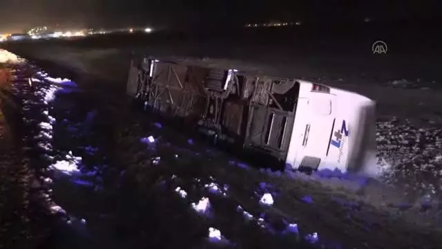 Şarampole devrilen yolcu otobüsünde 5 kişi yaralandı Şarampole devrilen yolcu otobüsünde 5 kişi yaralandı