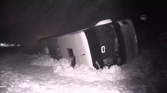 Şarampole devrilen yolcu otobüsünde 5 kişi yaralandı Şarampole devrilen yolcu otobüsünde 5 kişi yaralandı