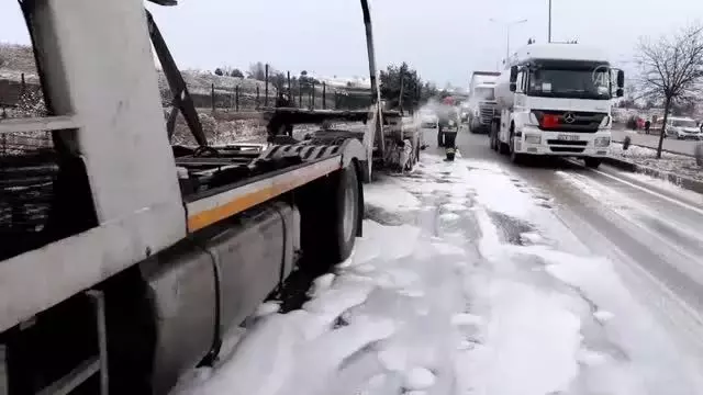 Son Dakika | Seyir halindeki tırın dorsesi yandı Son Dakika | Seyir halindeki tırın dorsesi yandı