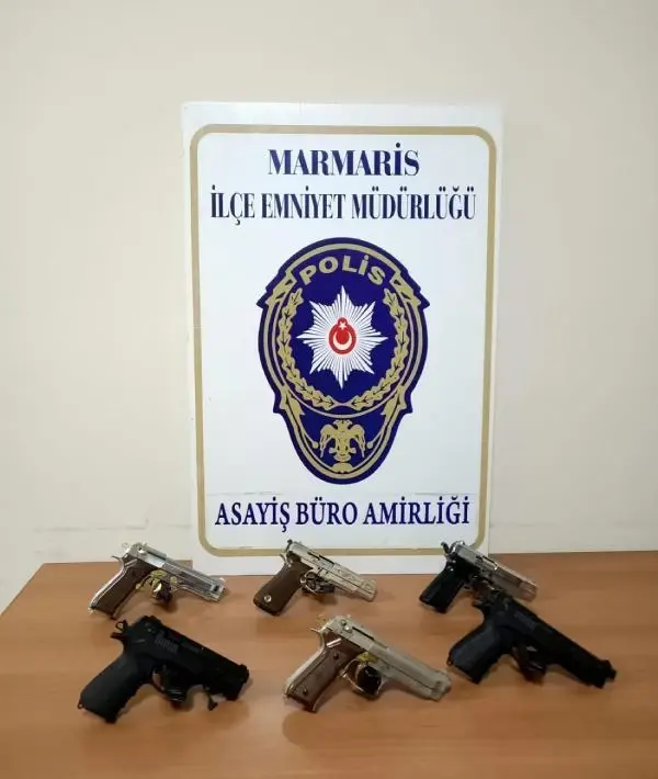 Şiddet içerikli dizilere özenip, bellerinde tabanca ile gezince başlarına iş açıldı Şiddet içerikli dizilere özenip, bellerinde tabanca ile gezince başlarına iş açıldı