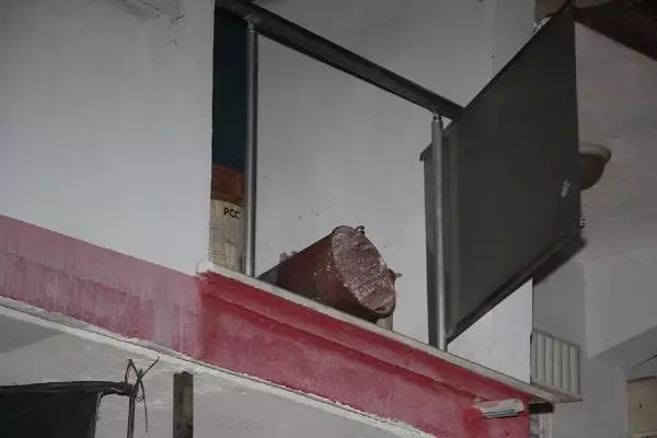 Soba kovası hazırlamak isteyen kadın, ikinci kattan beton zemine düştü (2) Soba kovası hazırlamak isteyen kadın, ikinci kattan beton zemine düştü (2)