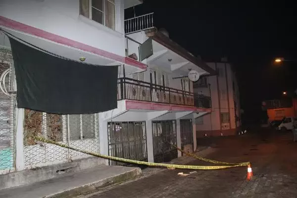 Soba kovası hazırlamak isteyen kadın, ikinci kattan beton zemine düştü (2) Soba kovası hazırlamak isteyen kadın, ikinci kattan beton zemine düştü (2)