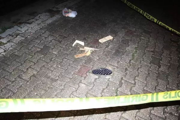 Soba kovası hazırlamak isteyen kadın, ikinci kattan beton zemine düştü (2) Soba kovası hazırlamak isteyen kadın, ikinci kattan beton zemine düştü (2)
