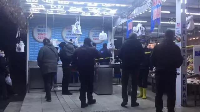 Koronavirüsle mücadele kapsamında, 18 Ocak Pazartesi saat 05.00'te sona erecek sokağa çıkma kısıtlaması başladı. Koronavirüsle mücadele kapsamında, 18 Ocak Pazartesi saat 05.00'te sona erecek sokağa çıkma kısıtlaması başladı.
