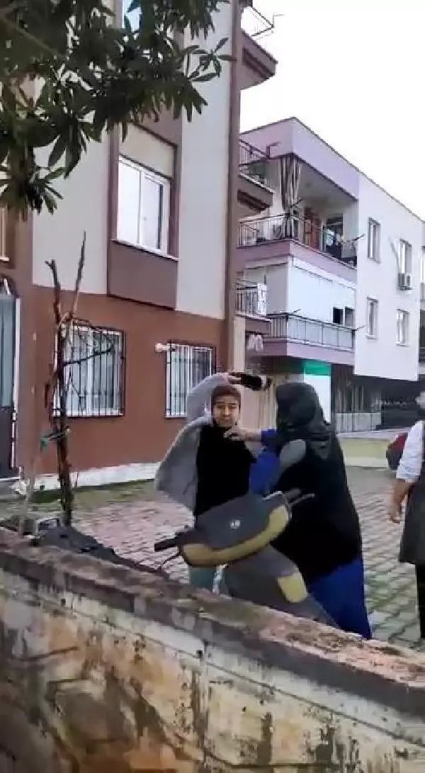 Sokak hayvanlarını besleyen üniversite öğrencisine saldırıda taraflar konuştu Sokak hayvanlarını besleyen üniversite öğrencisine saldırıda taraflar konuştu