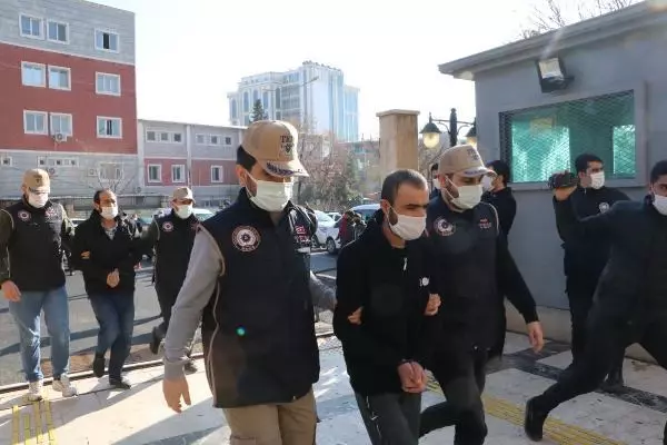 Son dakika: Sultanahmet ve Suruç saldırılarında kullanılan patlayıcıları temin eden ve 12 Ocak'ta Şanlıurfa'da yakalanan DEAŞ'lı terörist tutuklandı. Son dakika: Sultanahmet ve Suruç saldırılarında kullanılan patlayıcıları temin eden ve 12 Ocak'ta Şanlıurfa'da yakalanan DEAŞ'lı terörist tutuklandı.