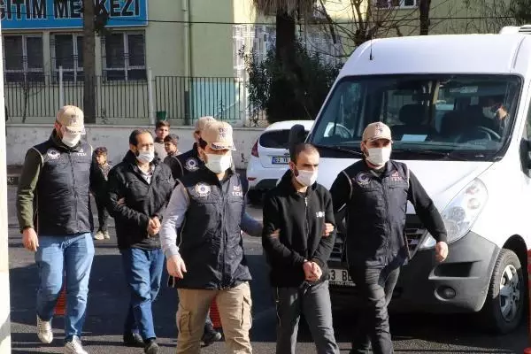 Son dakika: Sultanahmet ve Suruç saldırılarında kullanılan patlayıcıları temin eden ve 12 Ocak'ta Şanlıurfa'da yakalanan DEAŞ'lı terörist tutuklandı. Son dakika: Sultanahmet ve Suruç saldırılarında kullanılan patlayıcıları temin eden ve 12 Ocak'ta Şanlıurfa'da yakalanan DEAŞ'lı terörist tutuklandı.