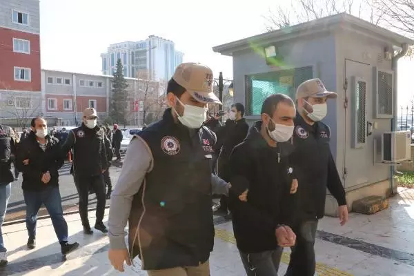Son dakika: Sultanahmet ve Suruç saldırılarında kullanılan patlayıcıları temin eden ve 12 Ocak'ta Şanlıurfa'da yakalanan DEAŞ'lı terörist tutuklandı. Son dakika: Sultanahmet ve Suruç saldırılarında kullanılan patlayıcıları temin eden ve 12 Ocak'ta Şanlıurfa'da yakalanan DEAŞ'lı terörist tutuklandı.