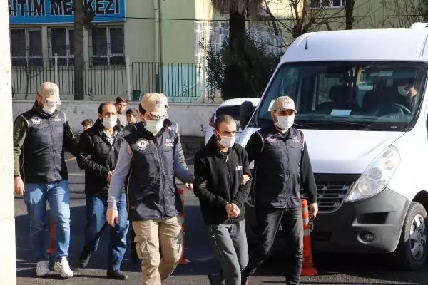 Son dakika: Sultanahmet ve Suruç saldırılarında kullanılan patlayıcıları temin eden ve 12 Ocak'ta Şanlıurfa'da yakalanan DEAŞ'lı terörist tutuklandı. Son dakika: Sultanahmet ve Suruç saldırılarında kullanılan patlayıcıları temin eden ve 12 Ocak'ta Şanlıurfa'da yakalanan DEAŞ'lı terörist tutuklandı.