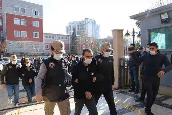 Son dakika: Sultanahmet ve Suruç saldırılarında kullanılan patlayıcıları temin eden ve 12 Ocak'ta Şanlıurfa'da yakalanan DEAŞ'lı terörist tutuklandı. Son dakika: Sultanahmet ve Suruç saldırılarında kullanılan patlayıcıları temin eden ve 12 Ocak'ta Şanlıurfa'da yakalanan DEAŞ'lı terörist tutuklandı.