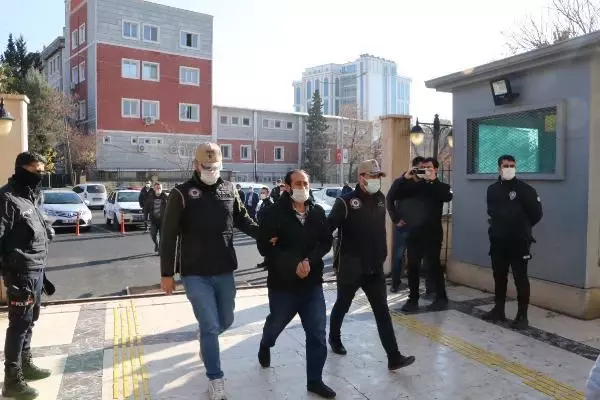 Son dakika: Sultanahmet ve Suruç saldırılarında kullanılan patlayıcıları temin eden ve 12 Ocak'ta Şanlıurfa'da yakalanan DEAŞ'lı terörist tutuklandı. Son dakika: Sultanahmet ve Suruç saldırılarında kullanılan patlayıcıları temin eden ve 12 Ocak'ta Şanlıurfa'da yakalanan DEAŞ'lı terörist tutuklandı.