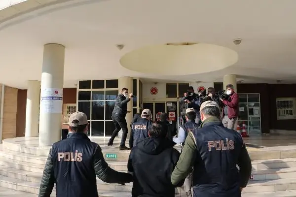 Son dakika: Sultanahmet ve Suruç saldırılarında kullanılan patlayıcıları temin eden ve 12 Ocak'ta Şanlıurfa'da yakalanan DEAŞ'lı terörist tutuklandı. Son dakika: Sultanahmet ve Suruç saldırılarında kullanılan patlayıcıları temin eden ve 12 Ocak'ta Şanlıurfa'da yakalanan DEAŞ'lı terörist tutuklandı.