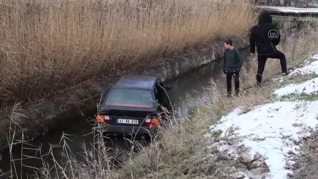 Sürücüsü kalp krizi geçiren otomobil su kanalına devrildi Sürücüsü kalp krizi geçiren otomobil su kanalına devrildi