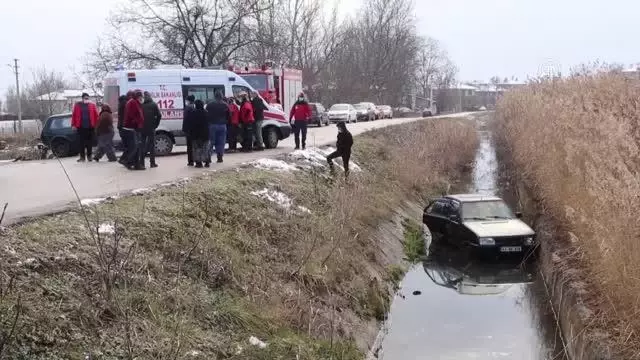 Sürücüsü kalp krizi geçiren otomobil su kanalına devrildi Sürücüsü kalp krizi geçiren otomobil su kanalına devrildi