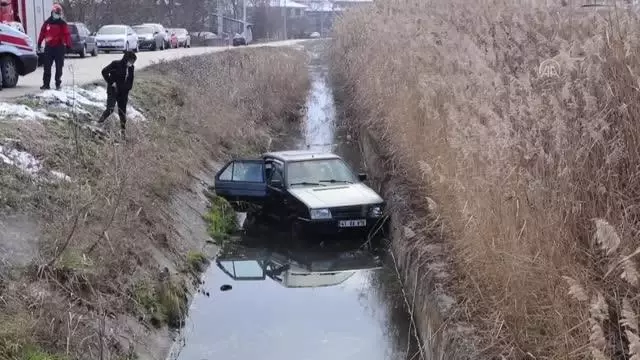 Sürücüsü kalp krizi geçiren otomobil su kanalına devrildi Sürücüsü kalp krizi geçiren otomobil su kanalına devrildi