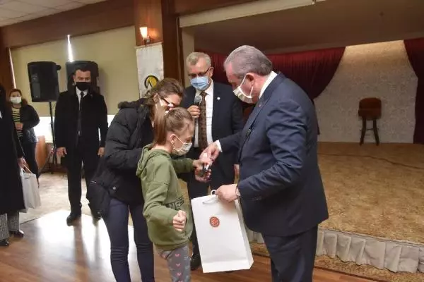 TBMM BAŞKANI ŞENTOP,GÖRME ENGELLİ 10 YAŞINDAKİ BUSEM BELİNAY'A 'BEYAZ BASTON' HEDİYE ETTİ TBMM BAŞKANI ŞENTOP,GÖRME ENGELLİ 10 YAŞINDAKİ BUSEM BELİNAY'A 'BEYAZ BASTON' HEDİYE ETTİ