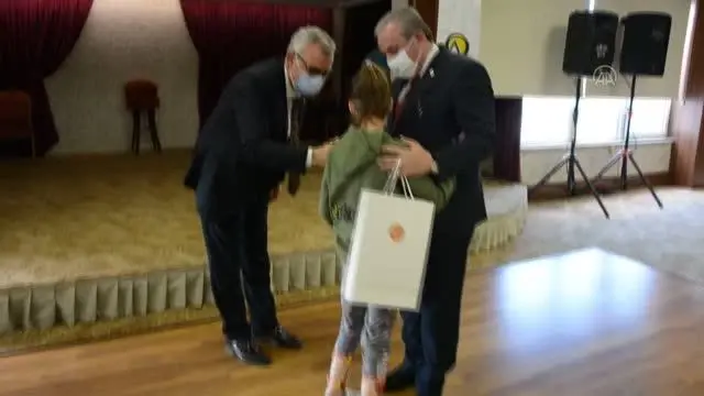 TBMM Başkanı Şentop görme engelli Busem Belinay'la bir araya geldi TBMM Başkanı Şentop görme engelli Busem Belinay'la bir araya geldi