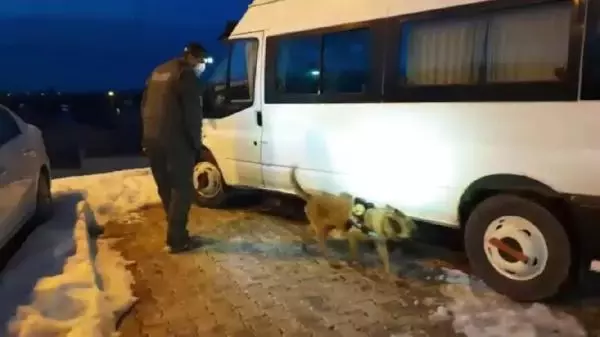 Van polisi minibüsü durdurdu, çantalardaki 51 kilo eroini 'Şila' buldu Van polisi minibüsü durdurdu, çantalardaki 51 kilo eroini 'Şila' buldu