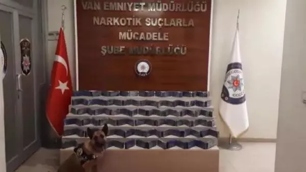 Van polisi minibüsü durdurdu, çantalardaki 51 kilo eroini 'Şila' buldu Van polisi minibüsü durdurdu, çantalardaki 51 kilo eroini 'Şila' buldu