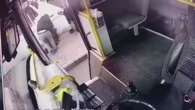 Yere yığılan kişinin yardımına halk otobüsü şoförü koştu Yere yığılan kişinin yardımına halk otobüsü şoförü koştu