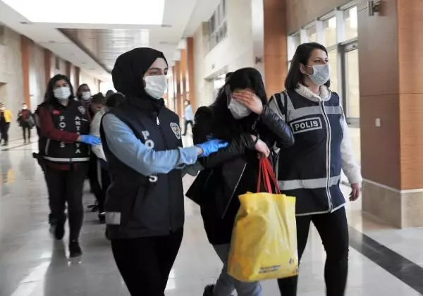 1 milyon liralık ziynet eşyası çalan 'Altın Kızlar' tutuklandı 1 milyon liralık ziynet eşyası çalan 'Altın Kızlar' tutuklandı
