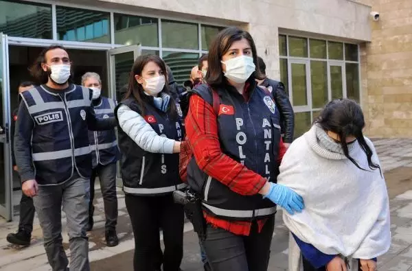 1 milyon liralık ziynet eşyası çalan 'Altın Kızlar' tutuklandı 1 milyon liralık ziynet eşyası çalan 'Altın Kızlar' tutuklandı