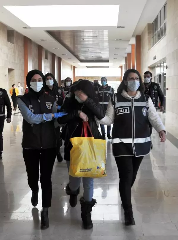 1 milyon liralık ziynet eşyası çalan 'Altın Kızlar' tutuklandı 1 milyon liralık ziynet eşyası çalan 'Altın Kızlar' tutuklandı