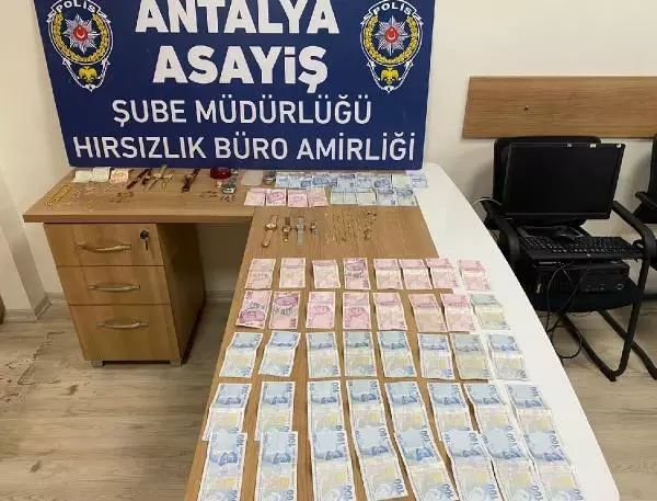 1 milyon liralık ziynet eşyası çalan 'Altın Kızlar' tutuklandı 1 milyon liralık ziynet eşyası çalan 'Altın Kızlar' tutuklandı